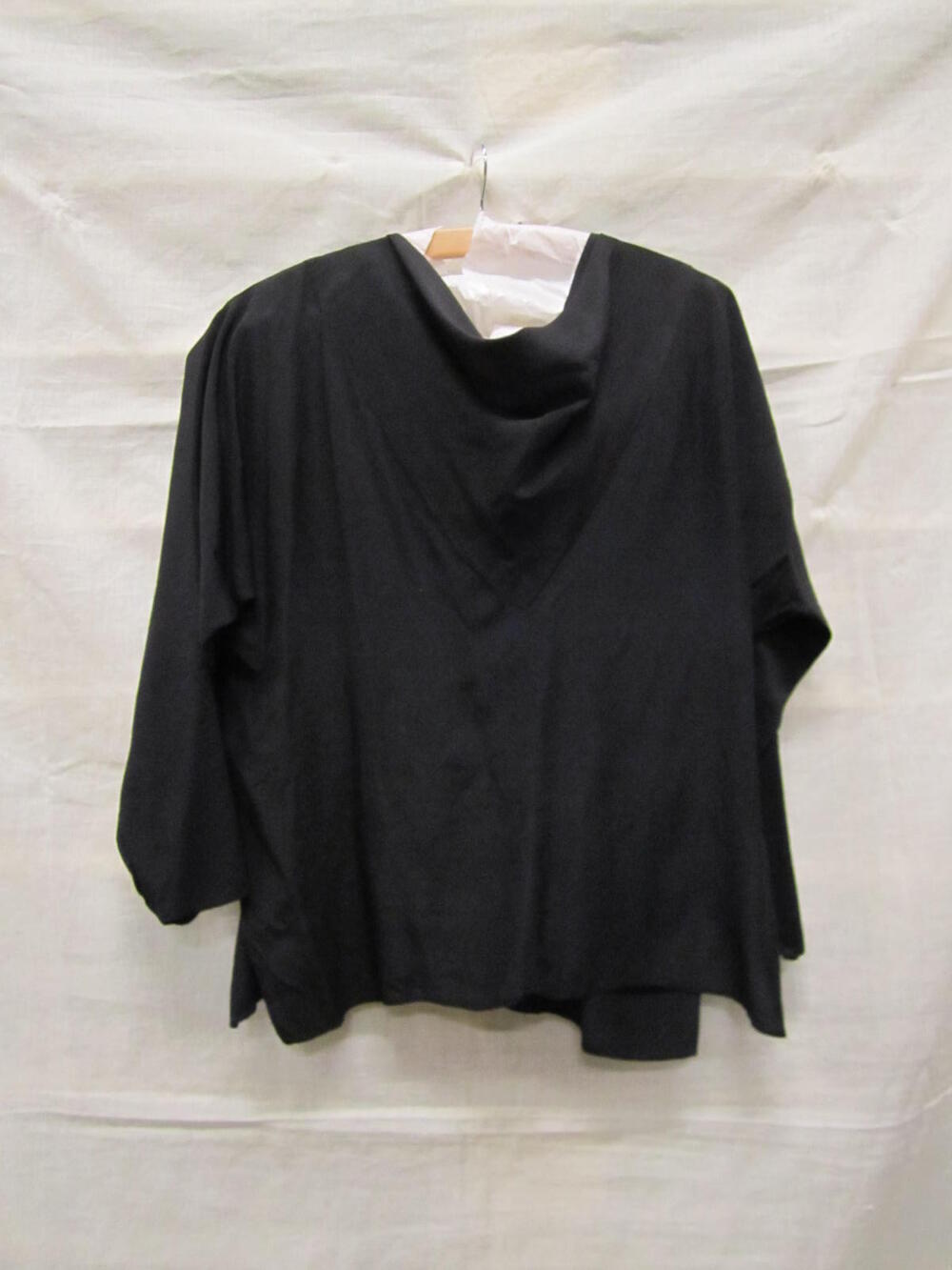 Blouse van zwarte crêpe zijde, recht, wijd model behorende bij ensemble