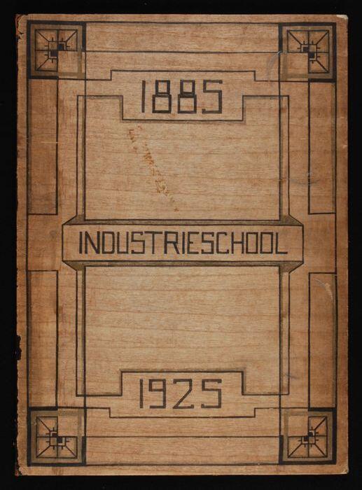 Presentatiemap van twee houten platen, "Industrieschool 1885 - 1925"