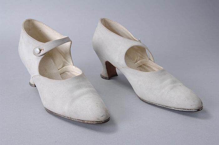 Witte suède hakschoenen met knoopsluiting op wreefbandje
