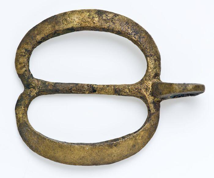 Gordelaccessoire in de vorm van een geknikte gesp zonder angel, waaronder een ophangoog
