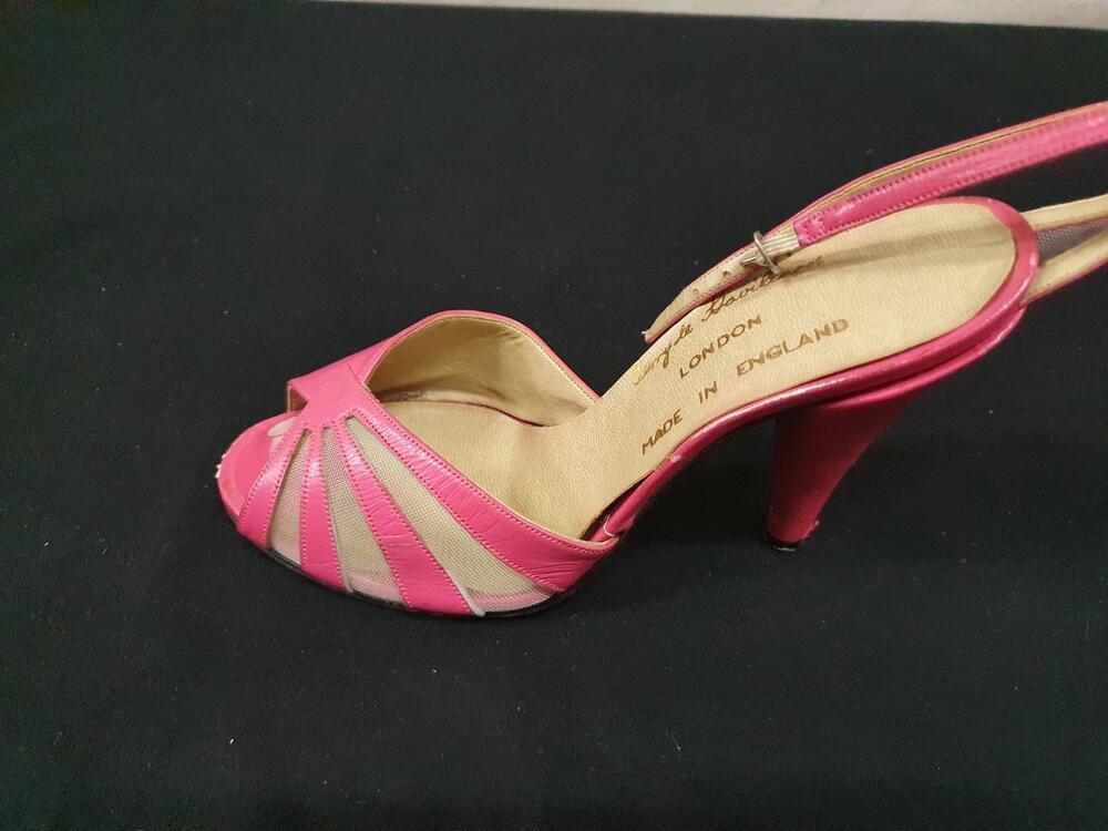 Een paar vrouwensandalen