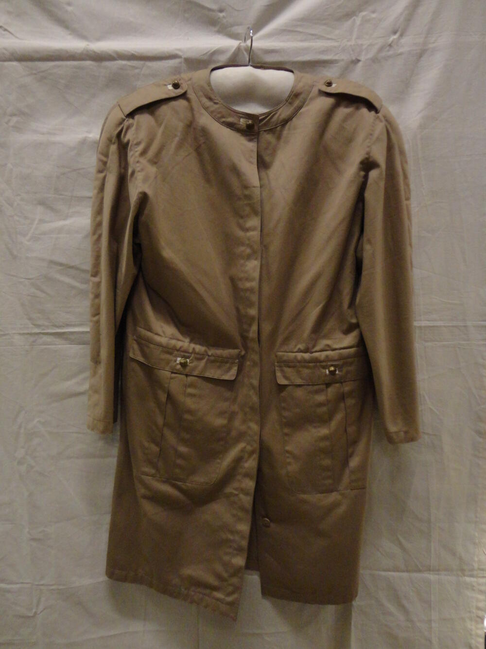 Jas, recht model van beige/khaki kleurige keperkatoen, met grote opgestikte klepzakken, 'safarilook…