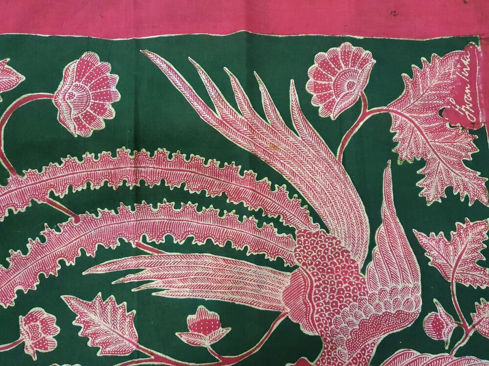 Sjaal van geverfde batik op katoen in groen, roze en wit. Vierkant model