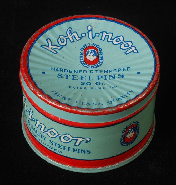 Rond blik, lichtblauw met rode omranding en tekst in donkerblauw en wit, "Koh-i-noor - steel pins"