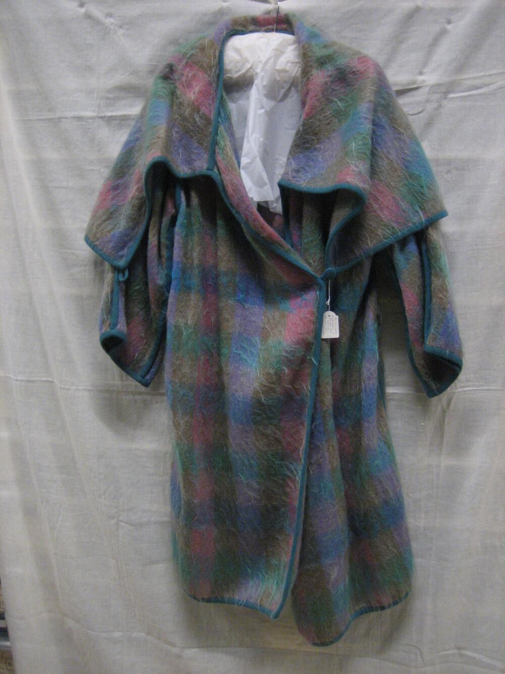 Mantel van wollen mohair met ingeweven ruiten in pastelkleuren, afgebiesd met groen veterband
