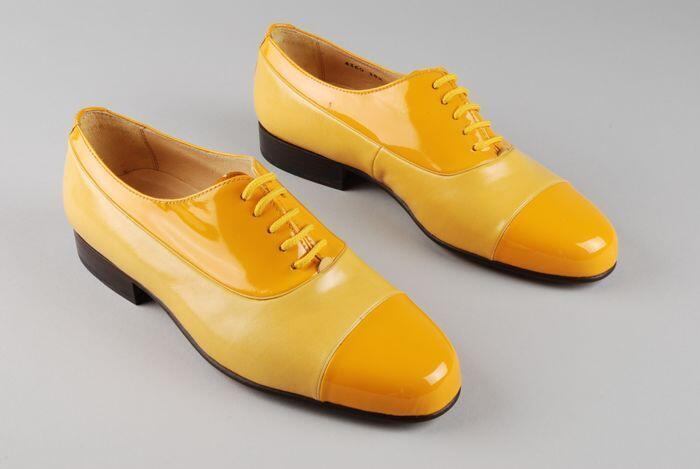 Paar herenschoenen van geel leer met gele lakneus, kleine hak, "Corbeau"