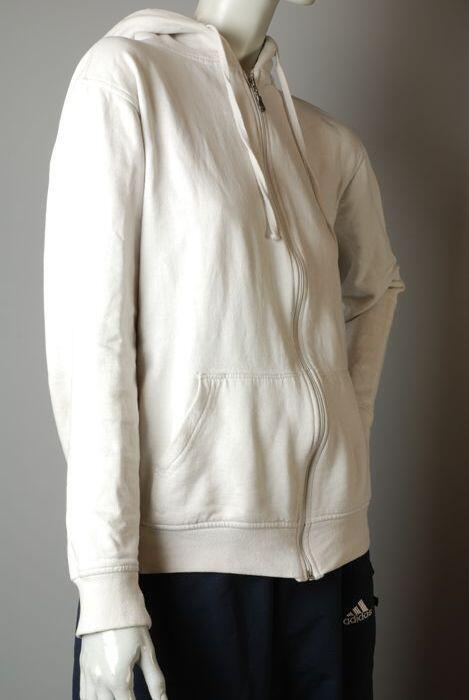 Witte hoodie met witte letter "S" erop