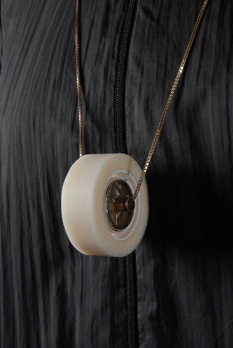 Scotty, plakbandrol aan zilveren ketting
