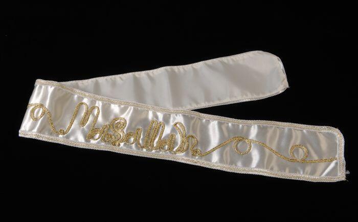 Witte band met goudkleurig borduursel, bij Turks besnijdenispak