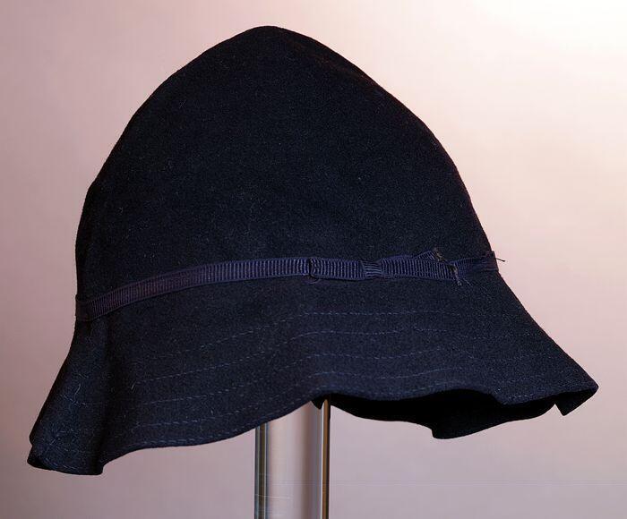 Zwart vilten kinderhoedje, slap cloche model, met donkerblauw ripssatijnen bandje rondom