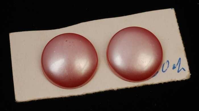 Twee paar oorbellen, clip met ronde roze plastic knop met paarlemoerglans, op karton, kapper Van…