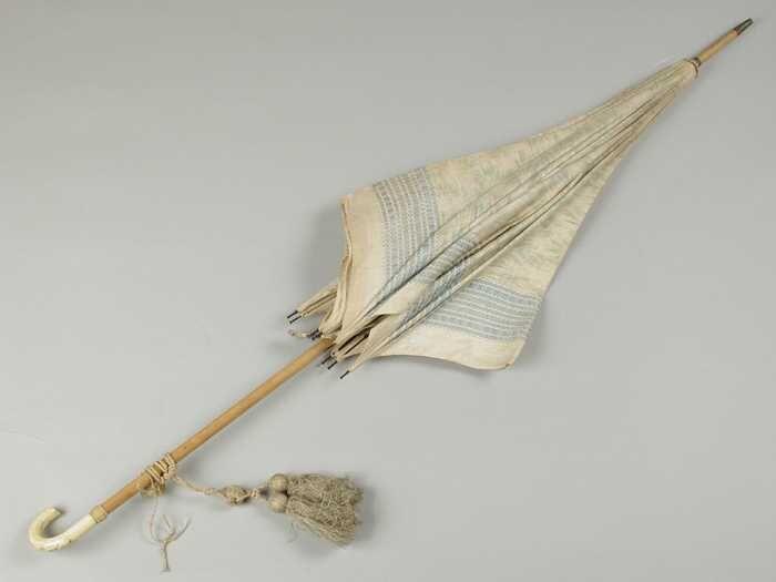 Parasol met bekleding van beige katoen ikatmotief en blauwe bies, gebogen, benen (?) handvat