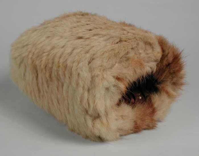 Mof van zacht wolig lichtbeige bont, voering van bruin zijdesatijn, vos