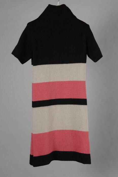 Rechte japon gebreid in tricot in horizontale banen zwart, grijs en felroze, hoge boord en korte…