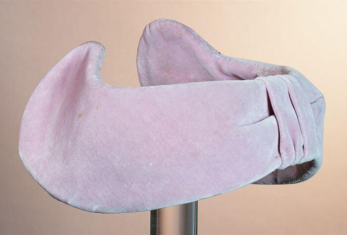 Roze, sikkelvormig dameshoofdkapje, velours, achterzijdedwarsband