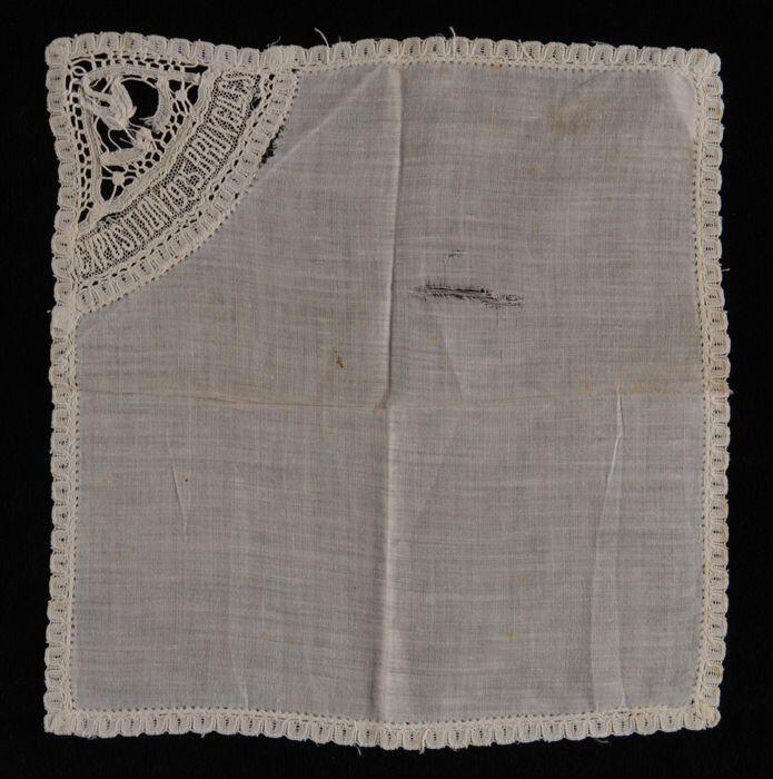 Vierkante witte pochette of zakdoek van katoen met één kanten hoek waarin op tule geborduurd, …