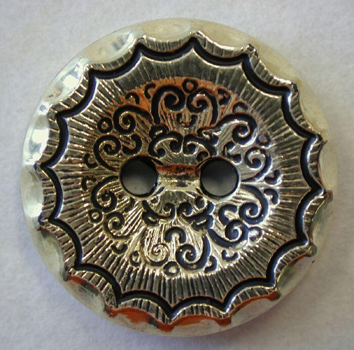 Goudkleurige ronde knoop met geschulpte rand en decoratie van krullen