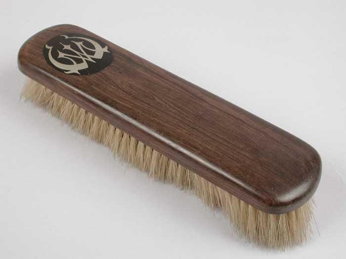 Donkere houten kledingborstel met lichte haren, inlegwerk met metaal in de rug, monogram "WM"