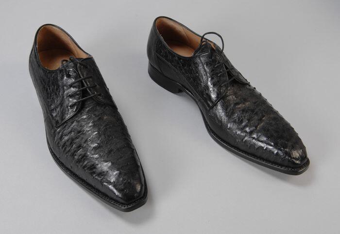 Paar herenschoenen, zwart struisvogelleer, "Corbeau"
