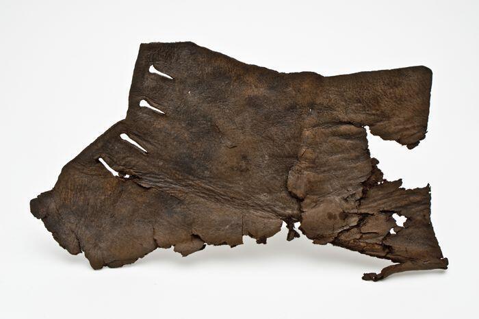 Fragment lage leren schoen, bestaande uit hiel, zijkant met vetergaten