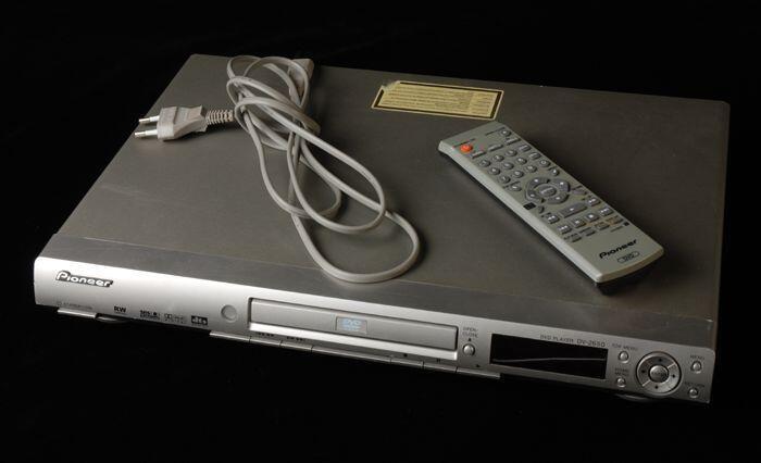 De ridder van het geheugen, DVD-speler met snoer en afstandsbediening