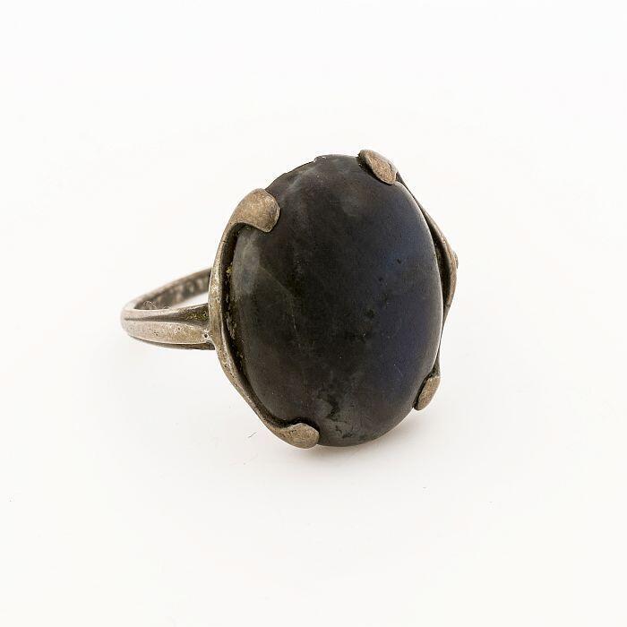 zilveren ring met blauwe doorschijnende steen, mat