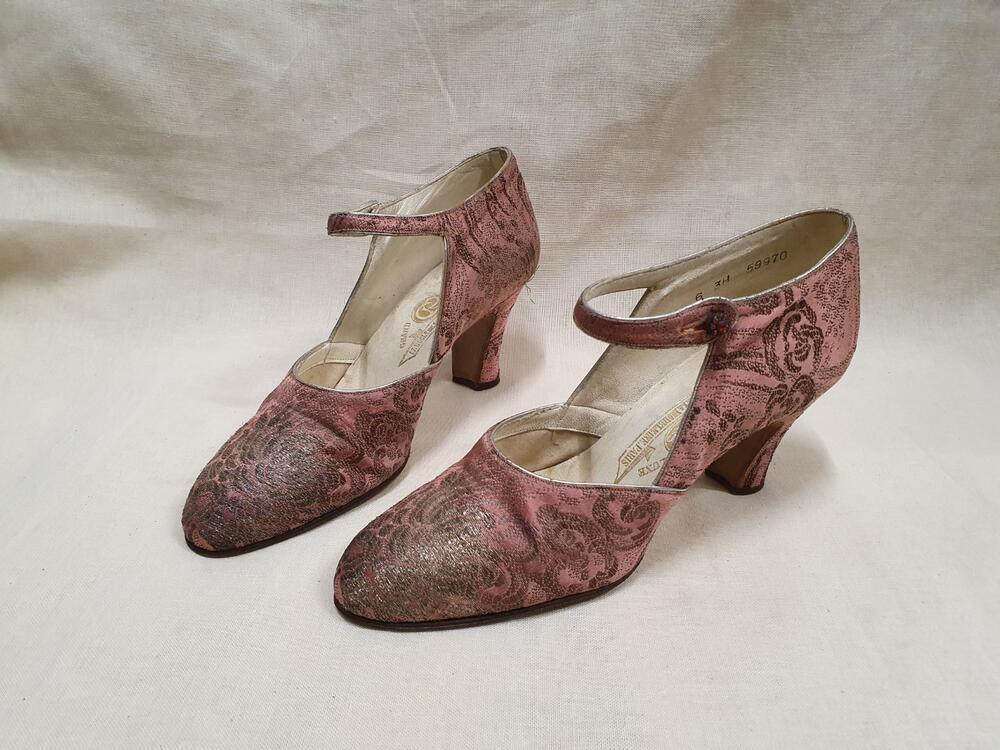 Een paar vrouwenavondschoenen