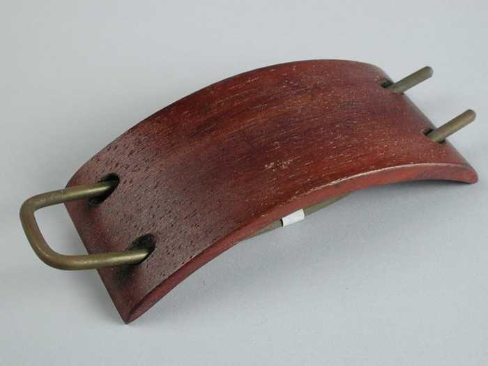 haarspeld van roodbruin hout rechthoekig blad (1) met dubbele metalen pin (2)