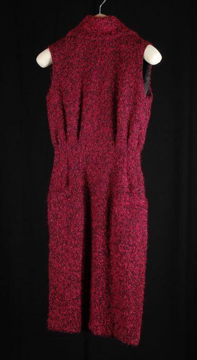 Knielange mouwloze japon (1) met bijbehorend jasje (2), zwart-fuchsia bouclé met antraciet revers, …