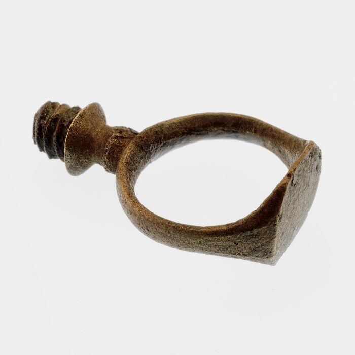 Bronzen zegelring met zegelveld en knop met schroefdraad
