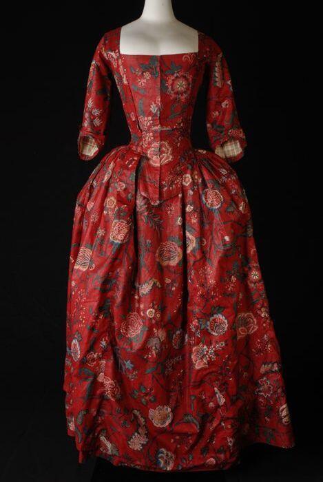 Japon, robe à l'Anglaise van sits, rood fond met grote veelkleurige bloemen, lijf met vestpanden,…