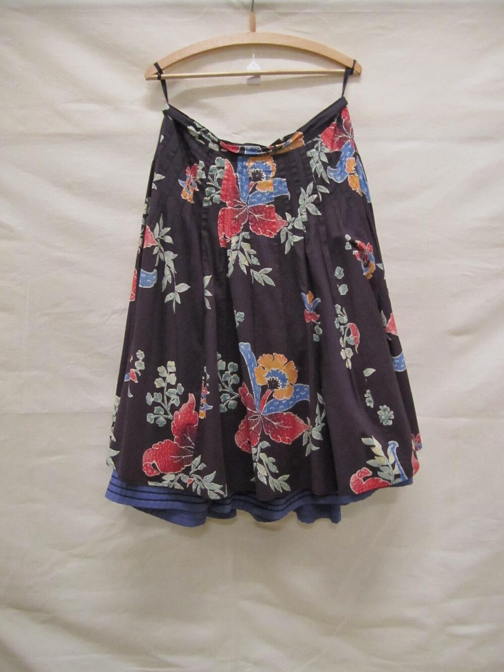 Rok, wijd model, donkerblauwe katoen, in "batikstijl'  met bloemen bedrukt, ingestikte plooitjes…