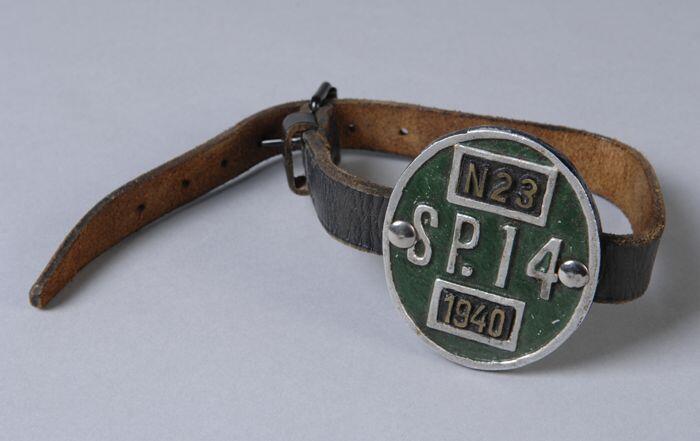 Armschild van de brandweer met "N 23 / SP.14 / 1940"