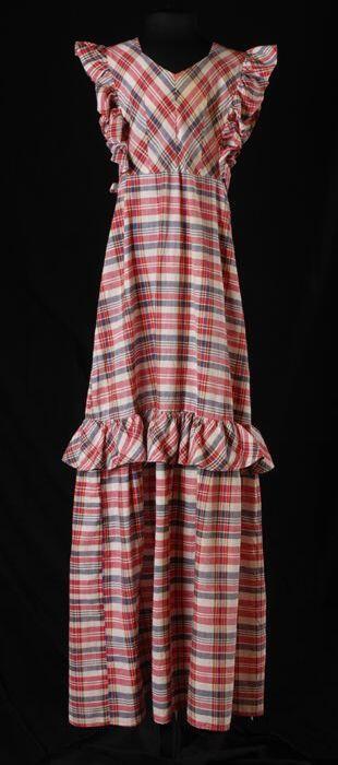 Lange mouwloze kinderjurk of overgooier van rood-wit-blauw geruit katoen "C&A"