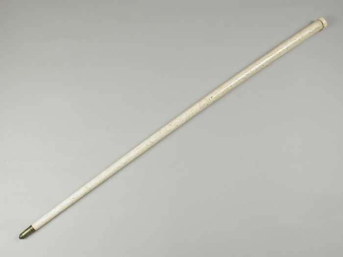Wandelstok van apotheker met monogram "IC" op walrus knop, van walviskaakbeen met koperen punt