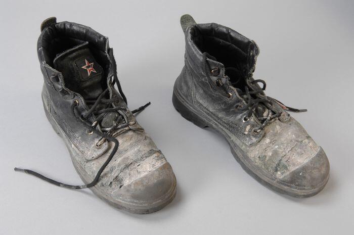Zwarte werkschoenen, maat 42, wit uitgeslagen, van Bulgaarse bouwvakker