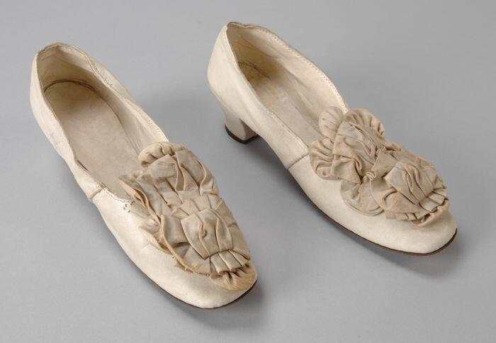 Witte leren bruidsschoenen met grote satijnen strik op de voorvoet, louishak