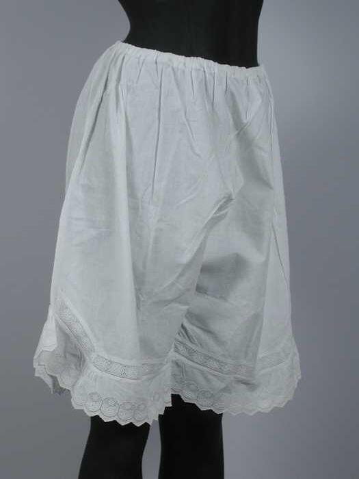 Witte katoenen onderbroek met korte wijde pijpen met ruche van sneewerk en broderie