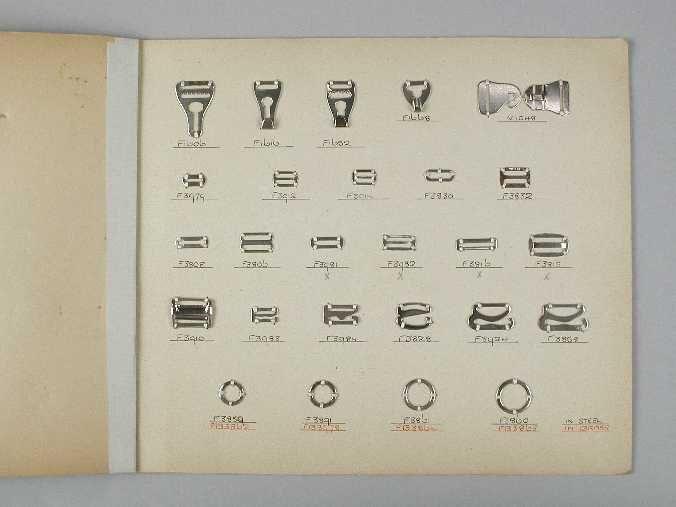 Monsterkaart met korsetmateriaal, kartonnen omslag met inlegblad met metalen haken en ogen,…