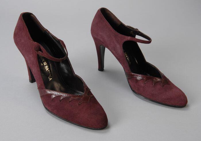 Bordeauxrode suède hakschoenen met decoratie in de vorm van doorns van glad leer op de voorvoet,…