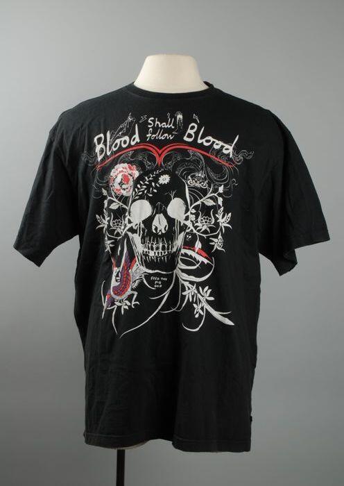 Zwart t-shirt met opdruk in wit en rood en "blood shall follow blood"