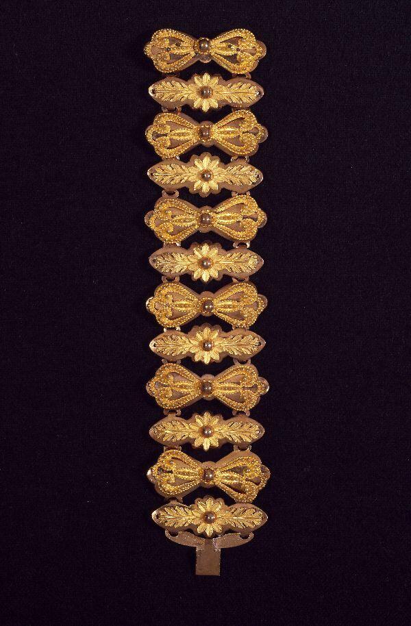 Armband bestaande uit 12 langwerpige schakels met bloem- en bladmotieven, verguld met rood- en…