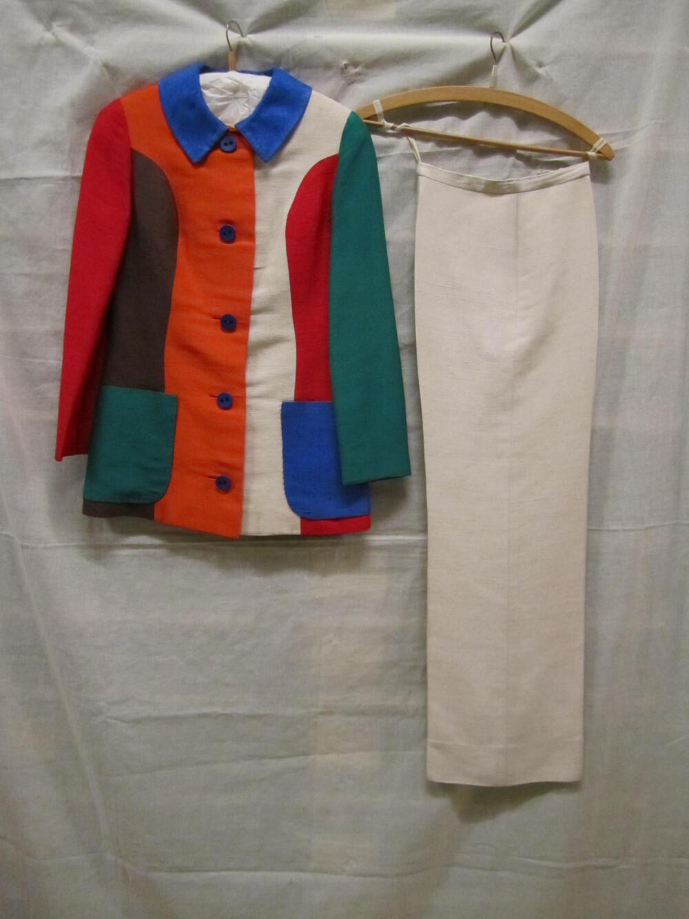 Broekpak van diverse kleuren thaizijde, bestaande uit jasje en lange broek