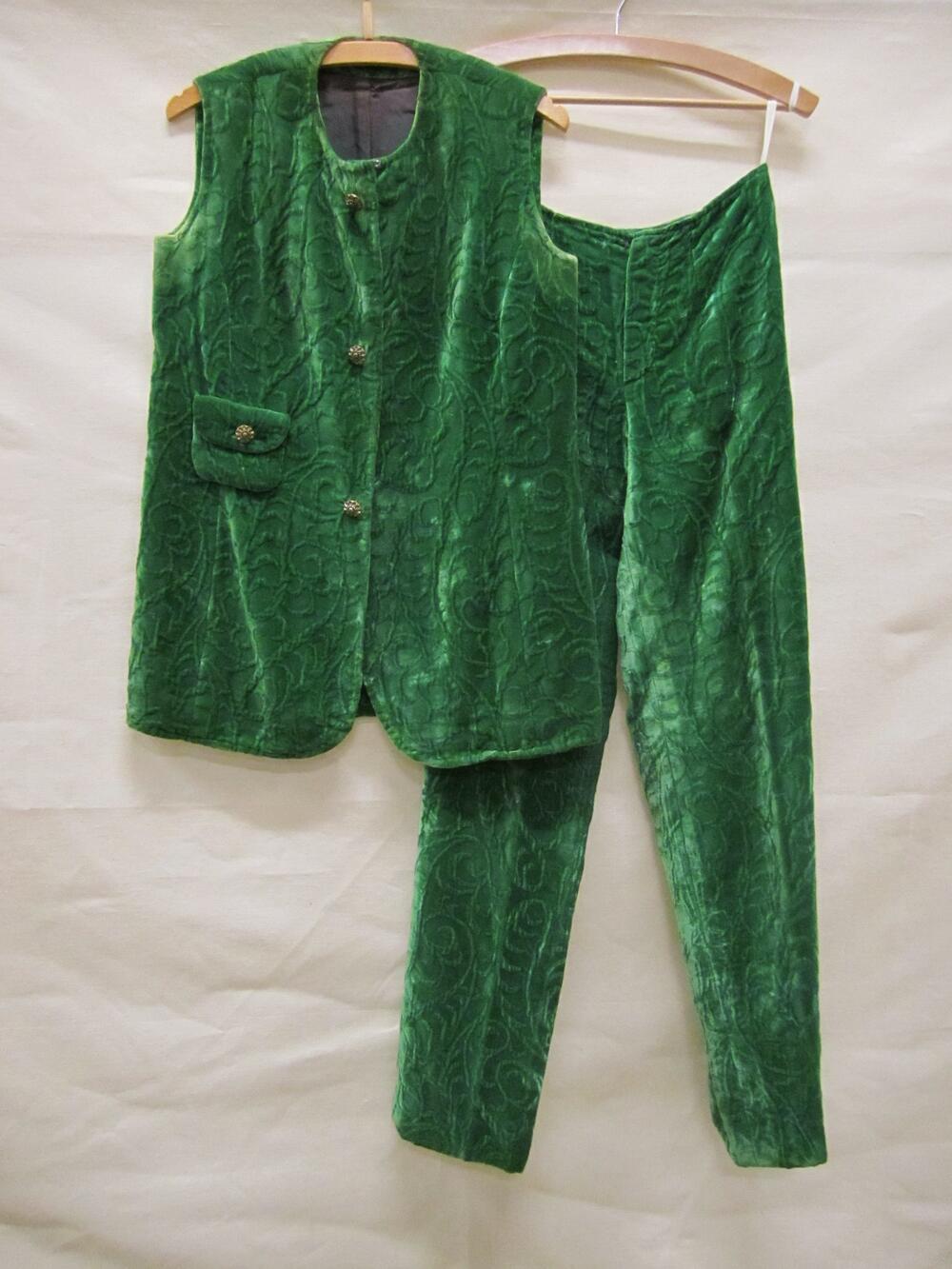 Broekpak van groen velours met arabeskenpatroon, bestaande uit mouwloze hes en broek
