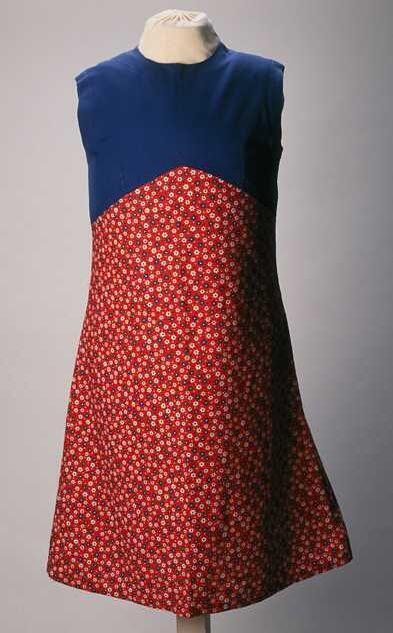 Gerende mouwloze meisjesjurk met blauwe pas en rode rok