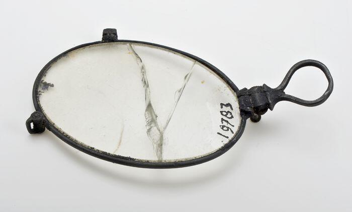 Fragment bril, deel montuur met één glas