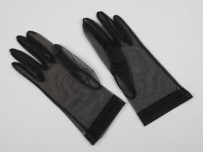 Paar korte dameshandschoenen van gaasachtig zwart synthetisch tricot