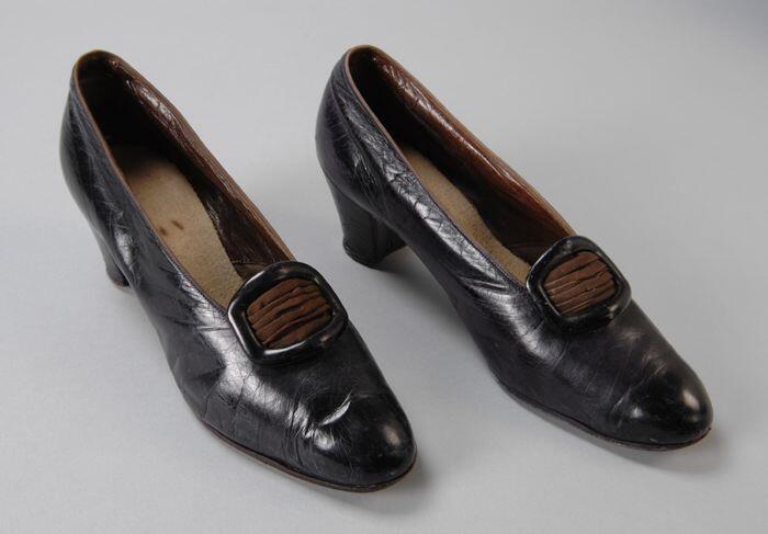 Glanzende donkerpaarse hakschoenen met siergesp, met bruin ribssatijn