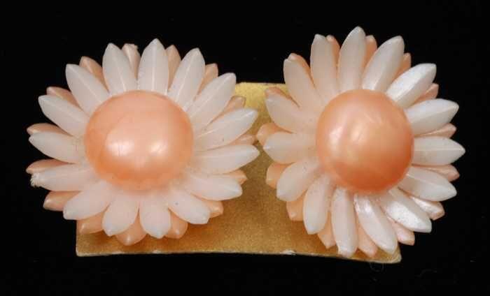 Paar oorbellen, clip met roze plastic bloem, op goudkleurig karton, kapper Van Vliet
