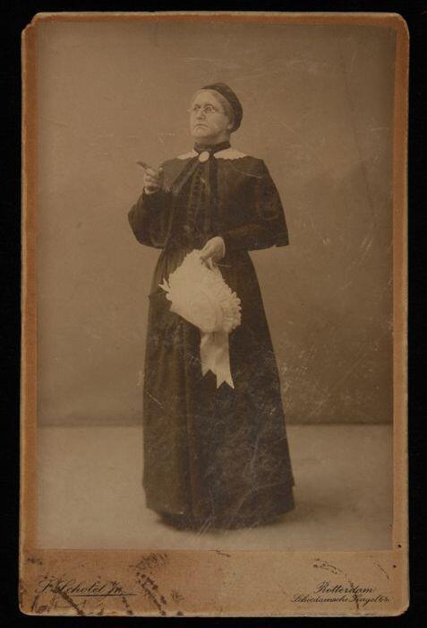 Foto van actrice Marie van Eysden-Vink; staande oudere dame